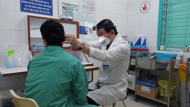 Many people when going for examination realize the risk of deafness when using headphones regularly. Photo: Nguyen Ly