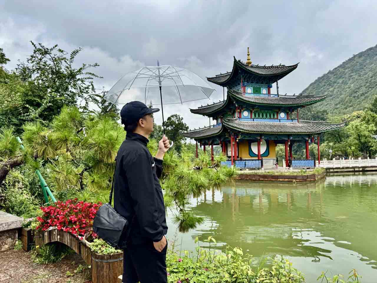 Đứng giữa công viên, du khách có thể phóng tầm mắt ngắm nhìn đỉnh núi tuyết Ngọc Long nghìn năm tuổi trắng xóa, soi bóng xuống mặt hồ phẳng lặng.