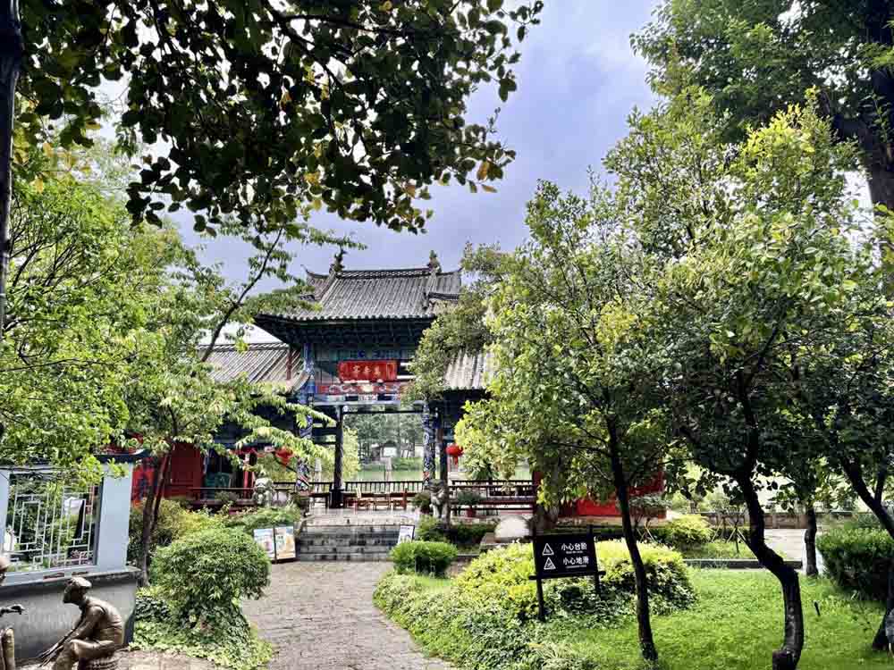 Hành trình khám phá Hắc Long Đàm được chia thành ba khu riêng biệt từ Đông sang Tây. Du khách sẽ bắt đầu từ khu vực “Huyền thoại rồng đen” đậm chất lịch sử, tiếp nối bằng không gian giao lưu văn hóa Đông – Tây đặc sắc. Cuối cùng là điểm đến hiện đại tại công viên khoa học công nghệ.