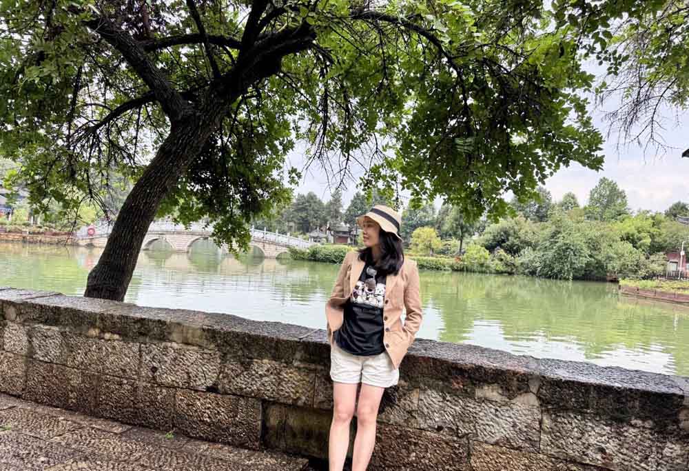 Điều làm nên thương hiệu của công viên chính là hồ Hắc Long. Chị Quỳnh Hoa, một du khách Việt Nam vừa trở về từ Lệ Giang, chia sẻ: “Điều gây ấn tượng nhất với mình là màu nước hồ. Thay vì màu xanh lục quen thuộc, hồ nước này có màu đen sẫm lạ mắt do mạch nước ngầm đen chảy quanh năm dưới đáy hồ, mang đến cảm giác bí ẩn. Đây cũng chính là nguồn gốc của cái tên Hắc Long Đàm.”