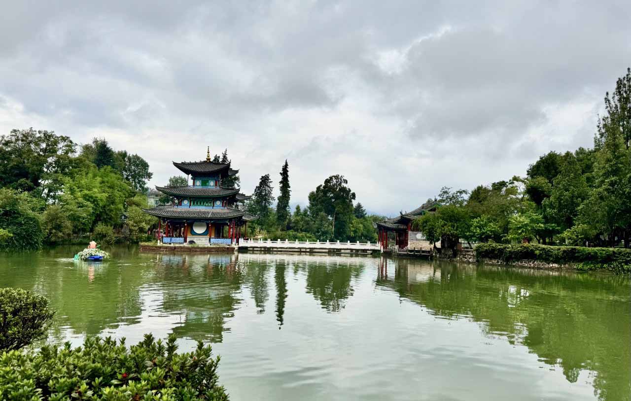 Lầu Thưởng Nguyệt giữa lòng hồ.