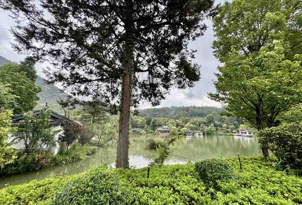 Tọa lạc dưới chân núi Long Tuyền, bên bờ Hắc Long Giang, công viên Hắc Long Đàm được ví như lá phổi xanh của cổ trấn Lệ Giang (Vân Nam, Trung Quốc). Trải qua gần 3 thế kỷ với bao thăng trầm, nơi đây vẫn đứng vững như một biểu tượng sống động cho thời kỳ hưng thịnh nhất của cổ trấn Lệ Giang.