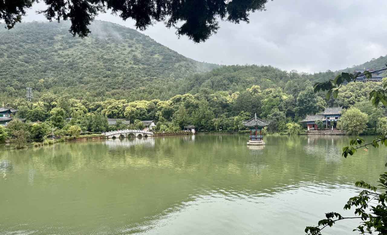 Đặc biệt, nếu ghé thăm công viên Hắc Long Đàm vào dịp rằm tháng Tám, du khách sẽ được hòa mình vào lễ hội thả hoa đăng. Hàng triệu ngọn đèn hoa đăng mang theo nguyện ước được thả xuống dòng nước, tạo nên một khung cảnh lung linh, kỳ ảo.