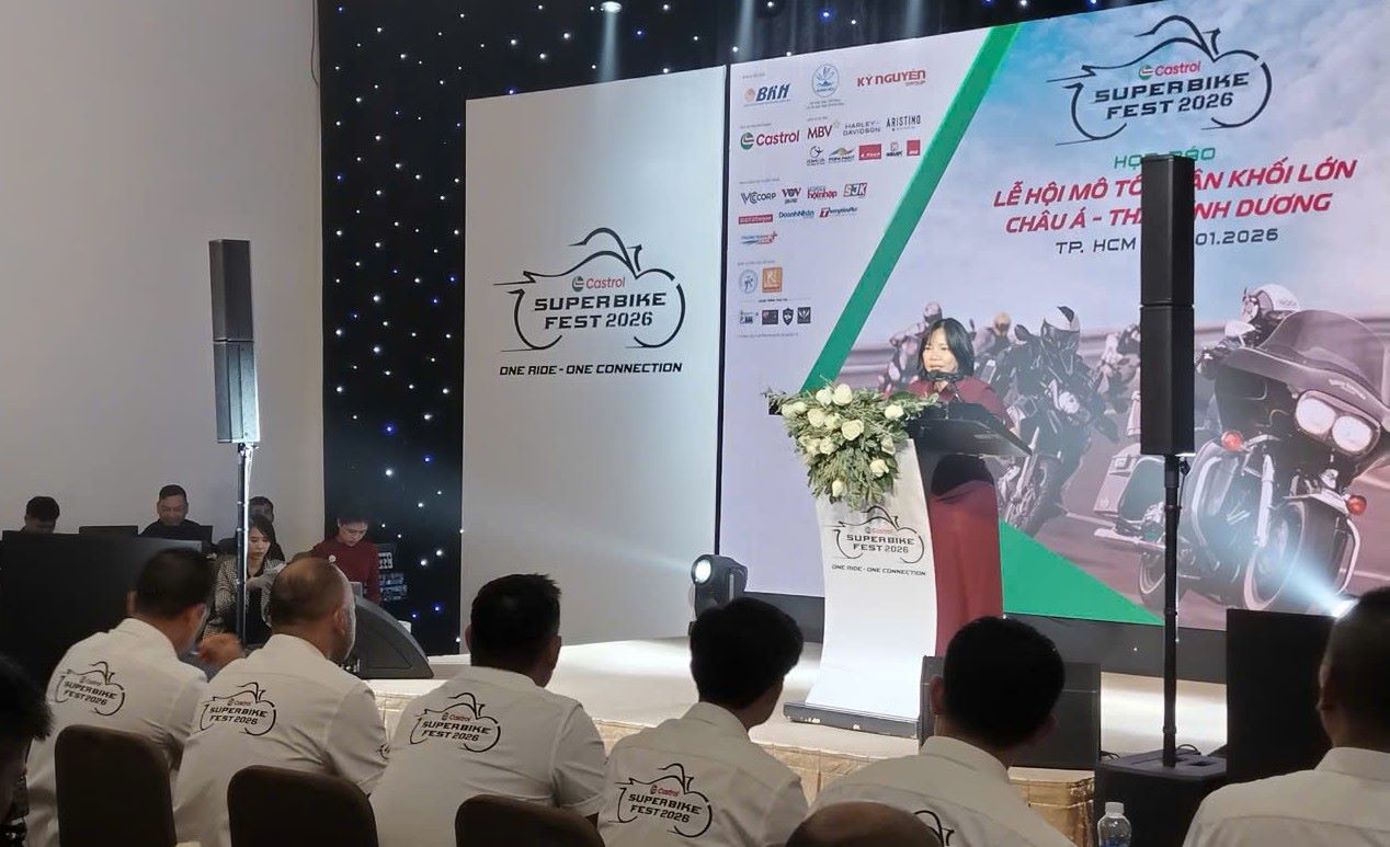 Ms. Thai Thi Le Hang - Provincial Party Committee Member, Director of Khanh Hoa Newspaper and Radio, Television to welcome cyclists and racing teams to attend the upcoming festival. Photo: Nguyen Dang
