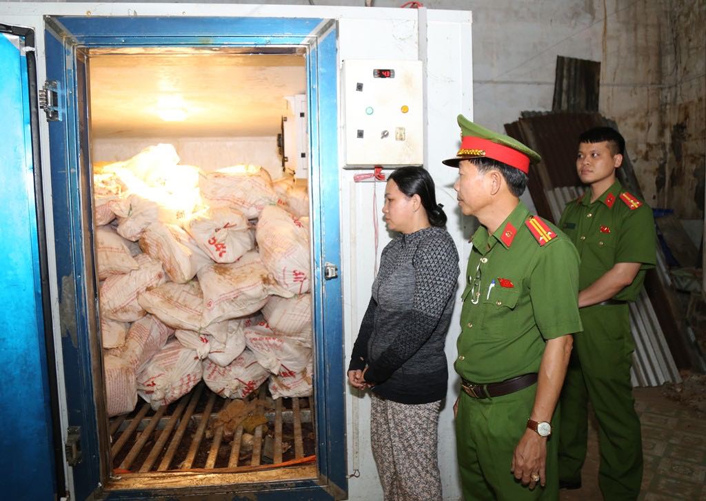 Bị can Lê Thị Bích Phượng cùng số tang vật. Ảnh: Công an tỉnh Đồng Nai