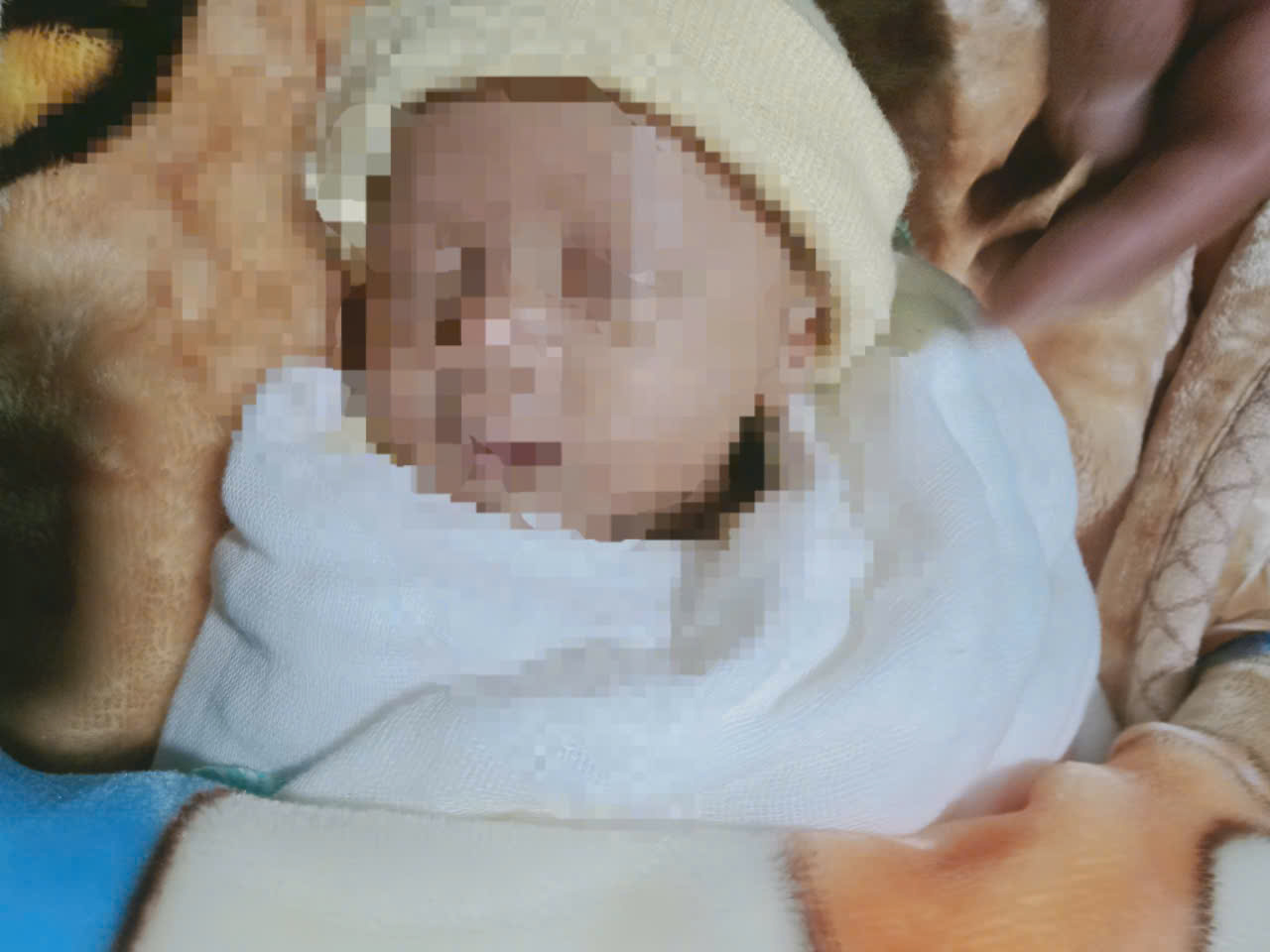 Baby boy discovered abandoned on the roadside in Ward 1, Bao Loc (Lam Dong). Photo: Phuc Khanh