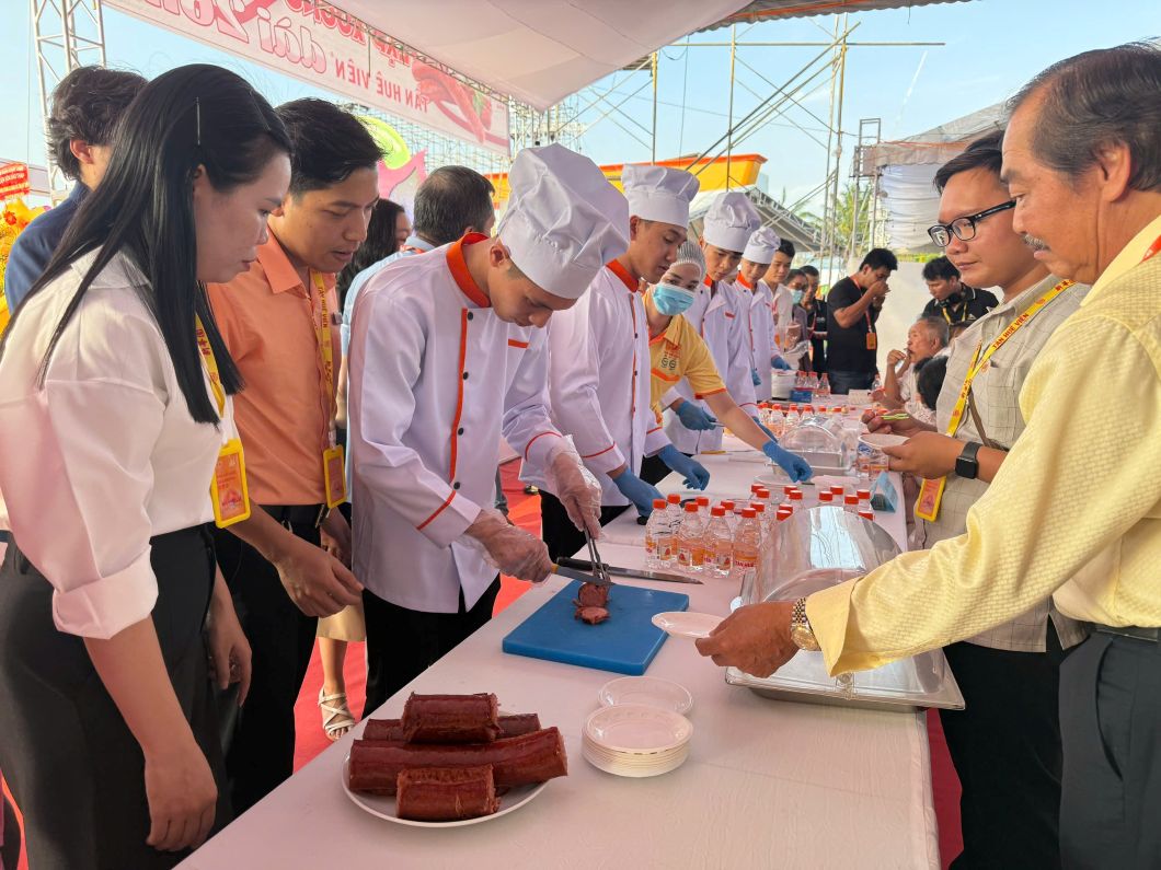 Du khach thuong thuc lap xuong dai 26m. Anh: Phuong Anh