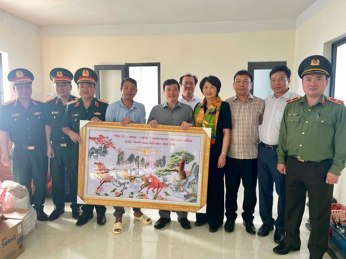 Doan cong tac tham hoi, tang qua Tet cho cac nhan vien tram hai dang Hon Hai. Anh: Duy Tuan 