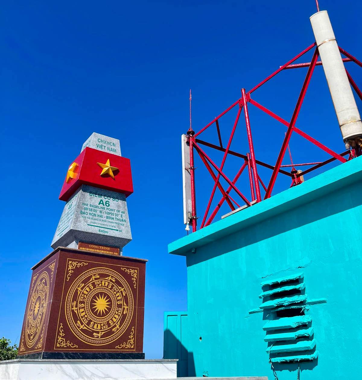 Cot moc duong co so A6. Anh: Duy Tuan