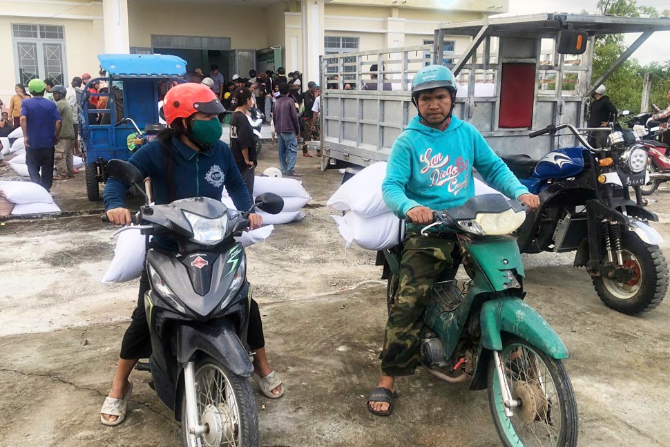 People in Gia Lai province receive support rice. Photo: Le Nam
