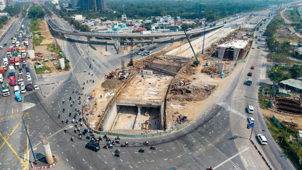 Toan canh cong truong nut giao An Phu nhin tu tren cao, cac hang muc ham chui HC1-02 dang dan hoan thien. Ảnh: Anh Tu 