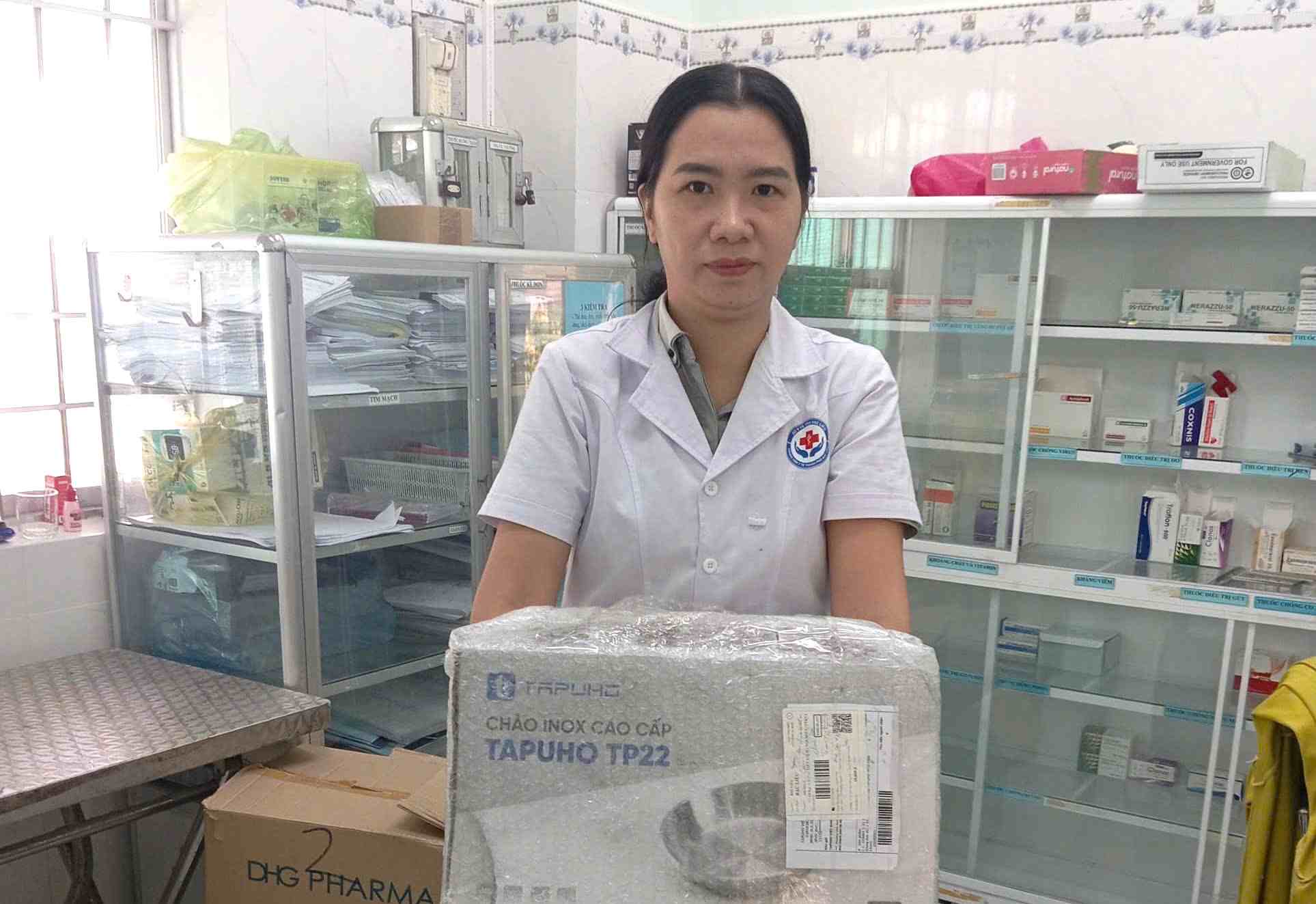 Chi Trinh Thi Hong Gam, doan vien Cong doan co so Trung tam Y te khu vuc Bac Lieu, Ca Mau nhan hang hoa tu Cho tet Cong doan. Anh: Nhat Ho