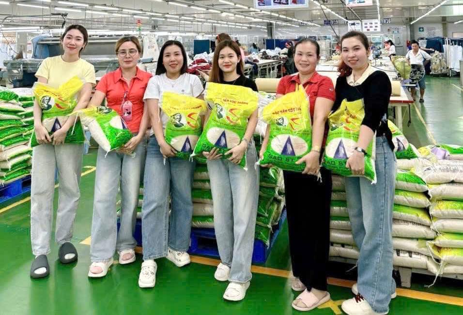 Eclat Vietnam Textile and Garment Co., Ltd. donates rice to workers near Tet. Photo: Company Trade Union