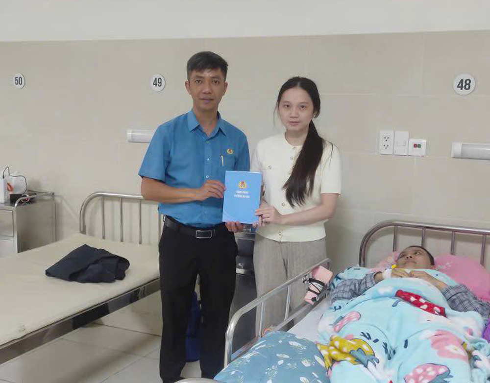 M. Đỗ Đức Tình, président du syndicat du quartier d'An Hải, rend visite, encourage et verse une aide de 5 millions de dongs au membre du syndicat Nguyễn Thanh Tuyền. Photo: Syndicat d'An Hải.