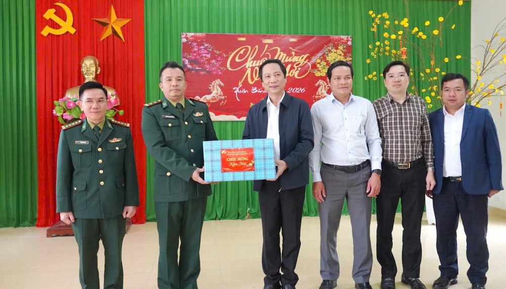Les dirigeants de la province de Quang Tri rendent visite et souhaitent le Tet dans les communes frontalieres. Photo: Tien Nhat