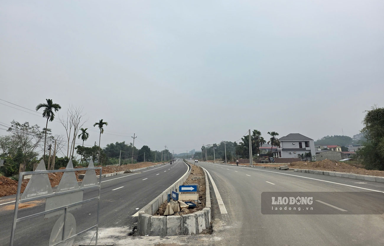 Tuyen duong dang dan hoan thien, tao ket noi giao thong thuan tien cho khu vuc phuong Au Lau, tinh Lao Cai.