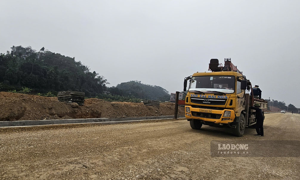 Cong nhan va may moc hoat dong nhon nhip tren cong truong.