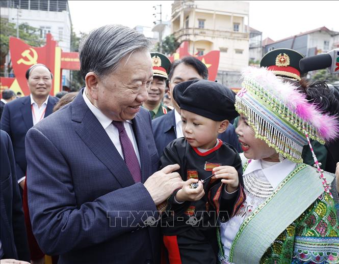 General Secretary To Lam just had a cordial conversation with the people of ethnic groups in Cao Bang province. Photo: VNA