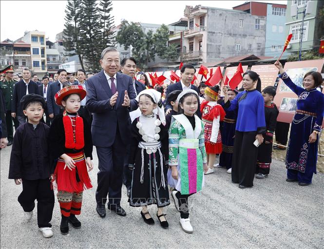 Tong Bi thu To Lam  gap mat, noi chuyen voi nhan dan cac dan toc tinh Cao Bang tai San van dong trung tam tinh, phuong Thuc Phan. Anh: TTXVN