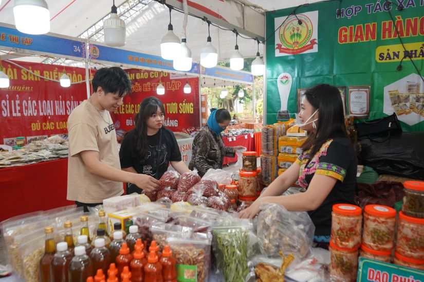 The first customers to visit and shop at Hai Phong Trade Union Games 2026. Photo: Mai Dung