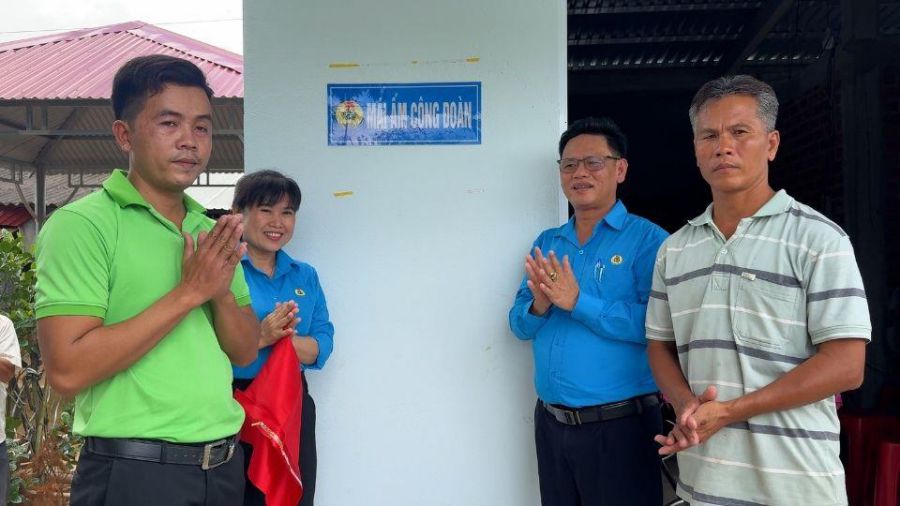 Mr. Cao Huu Trong Bac (second from right) presents Trade Union Shelter houses to union members and workers in difficult circumstances. Photo: Hoang Loc