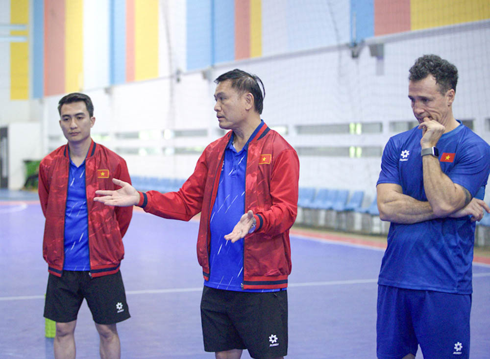 Pho Chu tich Lien doan bong da Viet Nam Tran Anh Tu gap go va dong vien tinh than toan doi. Anh: VFF