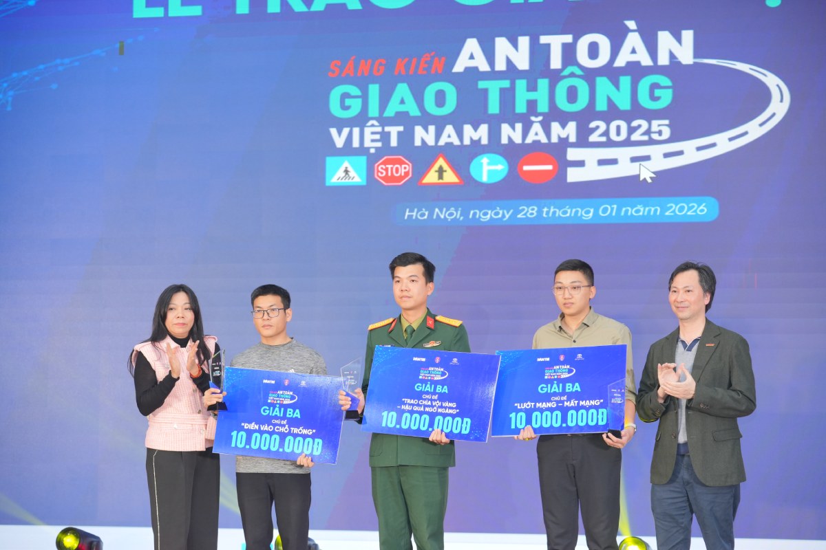 Cuoc thi Sang kien An toan giao thong Viet Nam nam 2025 tiep tuc lan toa manh me khi thu hut su tham gia dong dao cua luc luong quan doi.  