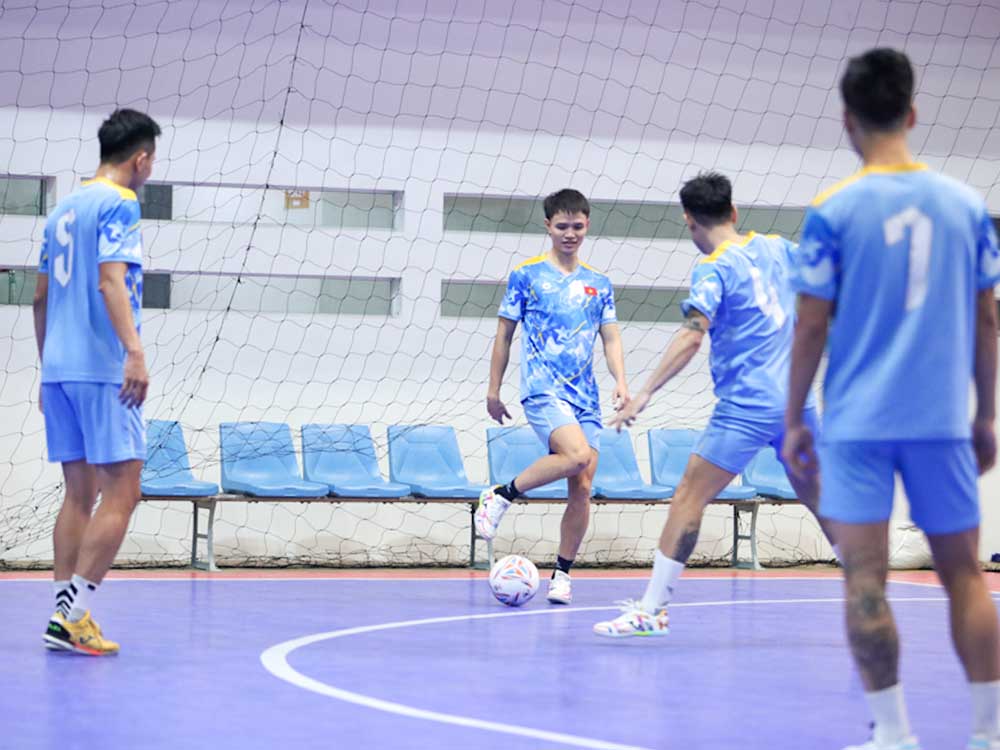 Tuyen futsal Viet Nam tap lam quen voi gio thi dau tran ke tiep gap Lebanon. Anh: VFF