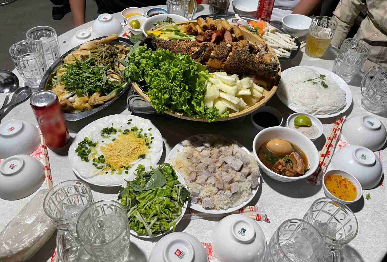 Bua com voi nhieu mon ngon. Anh: Dinh Trong