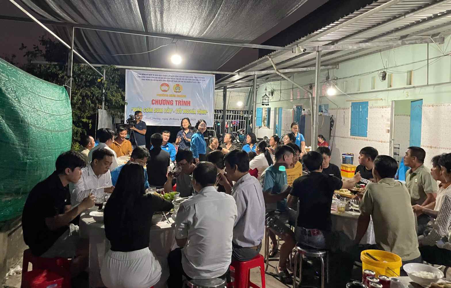 Chuong trinh to chuc 6 mam com voi khoang 60 nguoi lao dong thu huong. Anh: Dinh Trong