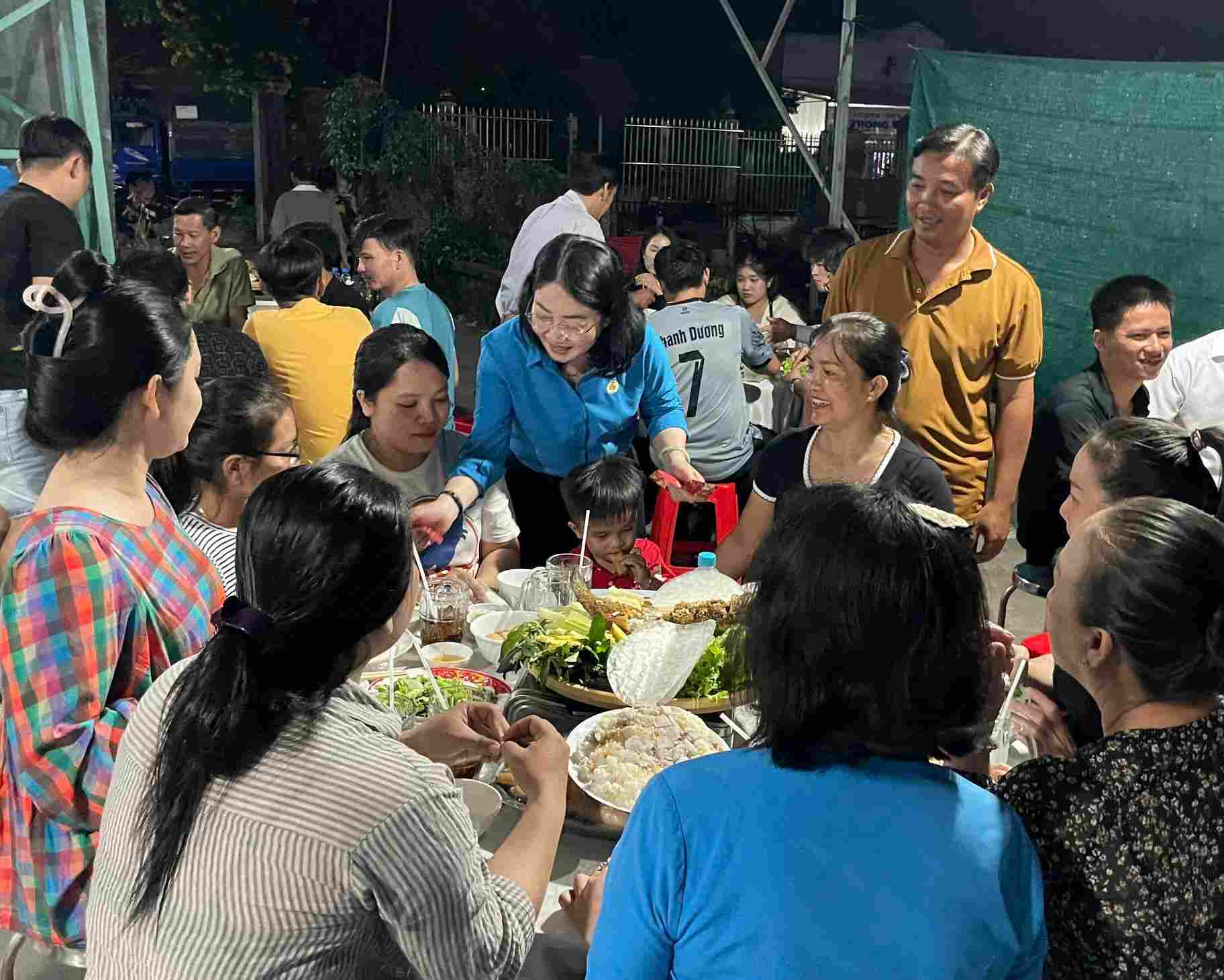Nguoi lao dong cung quay quan ben nhau an bua com ngay cuoi nam.Anh: Dinh Trong