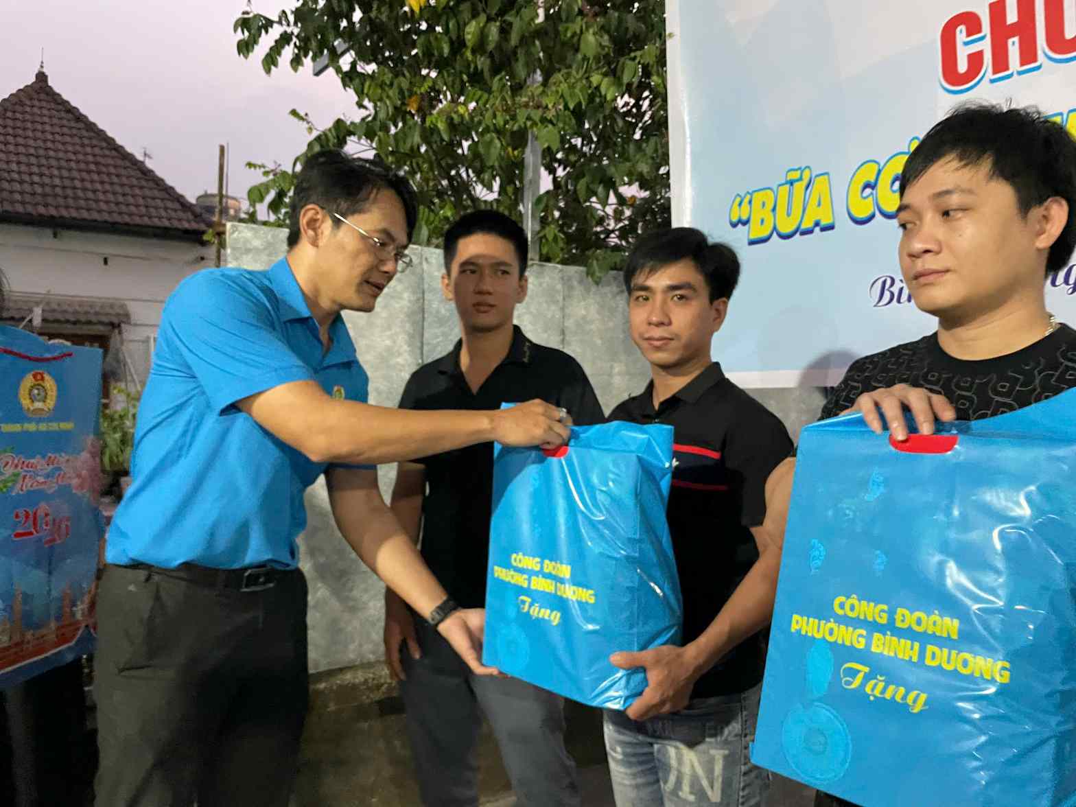 Ong Pham Tuan Tu - Chu tich Cong doan phuong Binh Duong trao qua cho nguoi lao dong. Anh: Dinh Trong