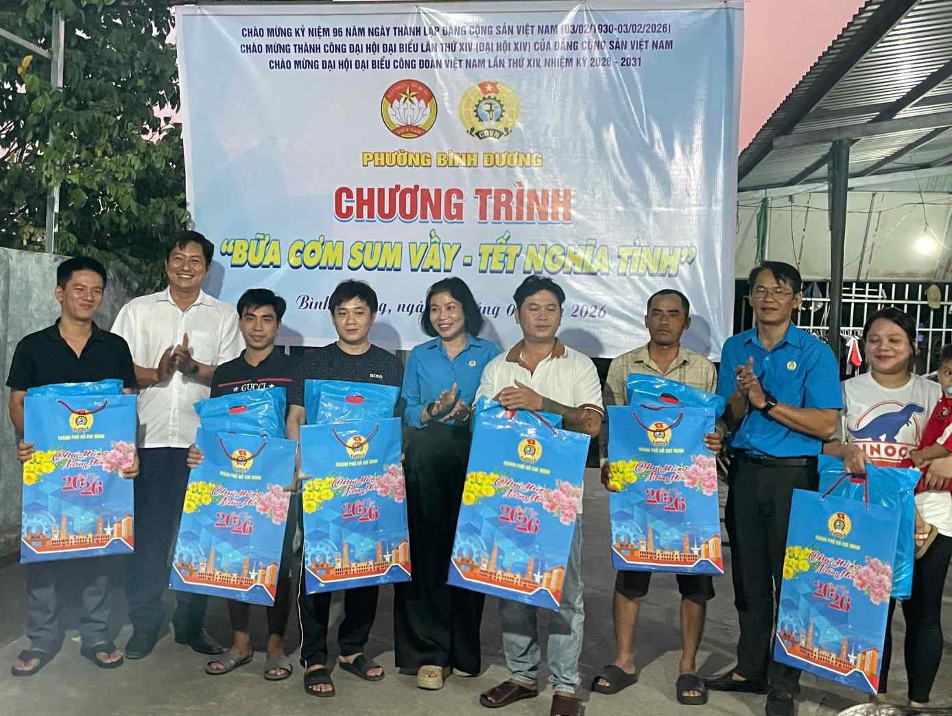 Dai dien Cong doan TPHCM, Uy ban MTTQ Viet Nam phuong Binh Duong va Cong doan phuong Binh Duong trao qua Tet cho nguoi lao dong. Anh: Dinh Trong