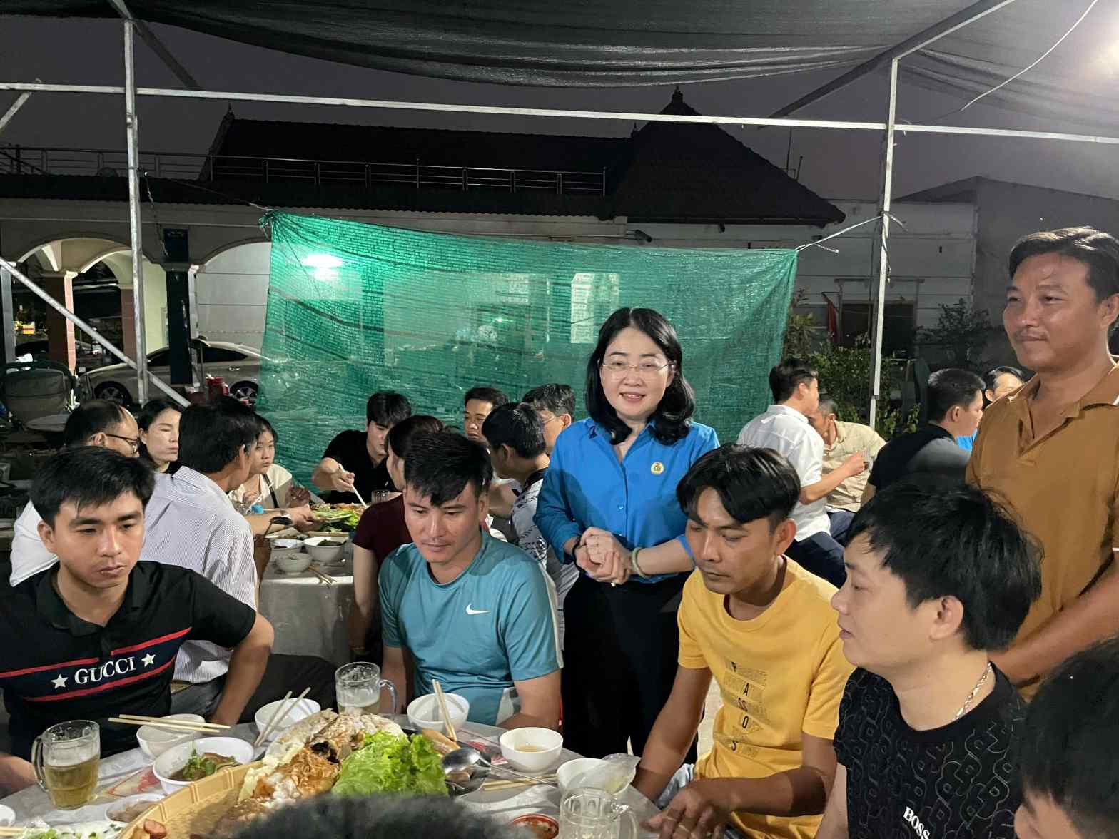 Ba Nguyen Kim Loan - Chu tich LDLD TPHCM tham hoi, dong vien cong nhan lao dong.Anh: Dinh Trong