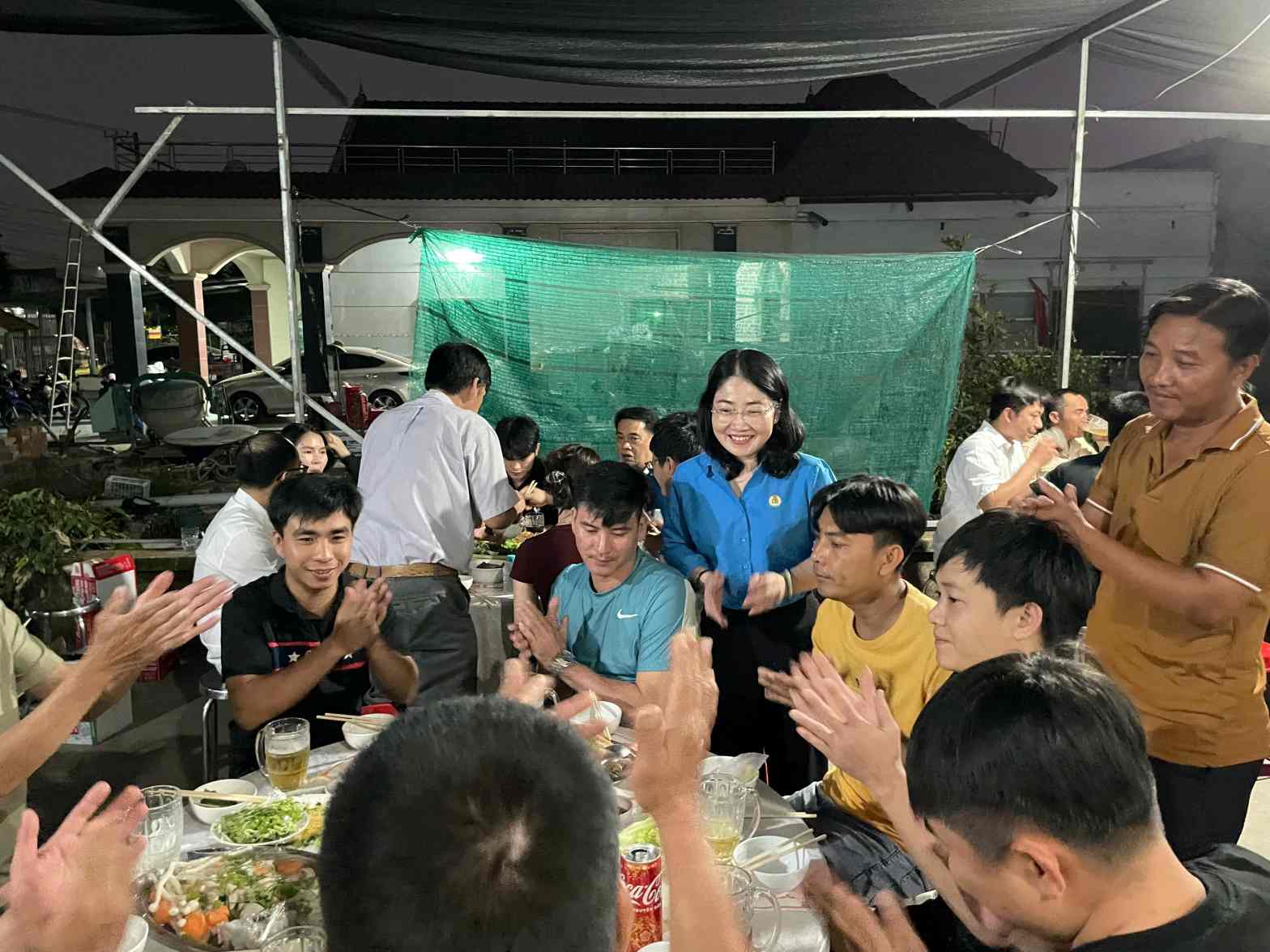 Programme "Repas de retrouvailles - Tet de la solidarite" dans la zone de logements locatifs du quartier de Binh Duong. Photo: Dinh Trong