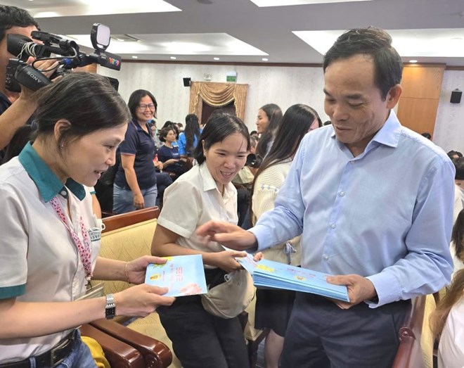 Politburo Member, Secretary of the Ho Chi Minh City Party Committee Tran Luu Quang presents Tet gifts to union members and workers on January 27. Photo: Nam Duong