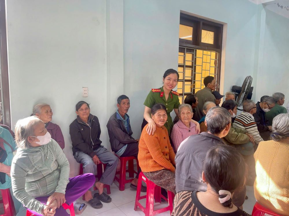 Chien si Cong an xa luon tuc truc, an can huong dan, ho tro cac than nhan tu khu vuc cho den ban thu mau. Anh: CATP