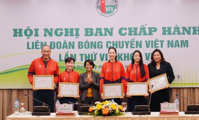 Cac ca nhan da duoc nhan Bang khen tu Lien doan bong chuyen Viet Nam khi dat thanh tich xuat sac nam 2025. Anh: VFV