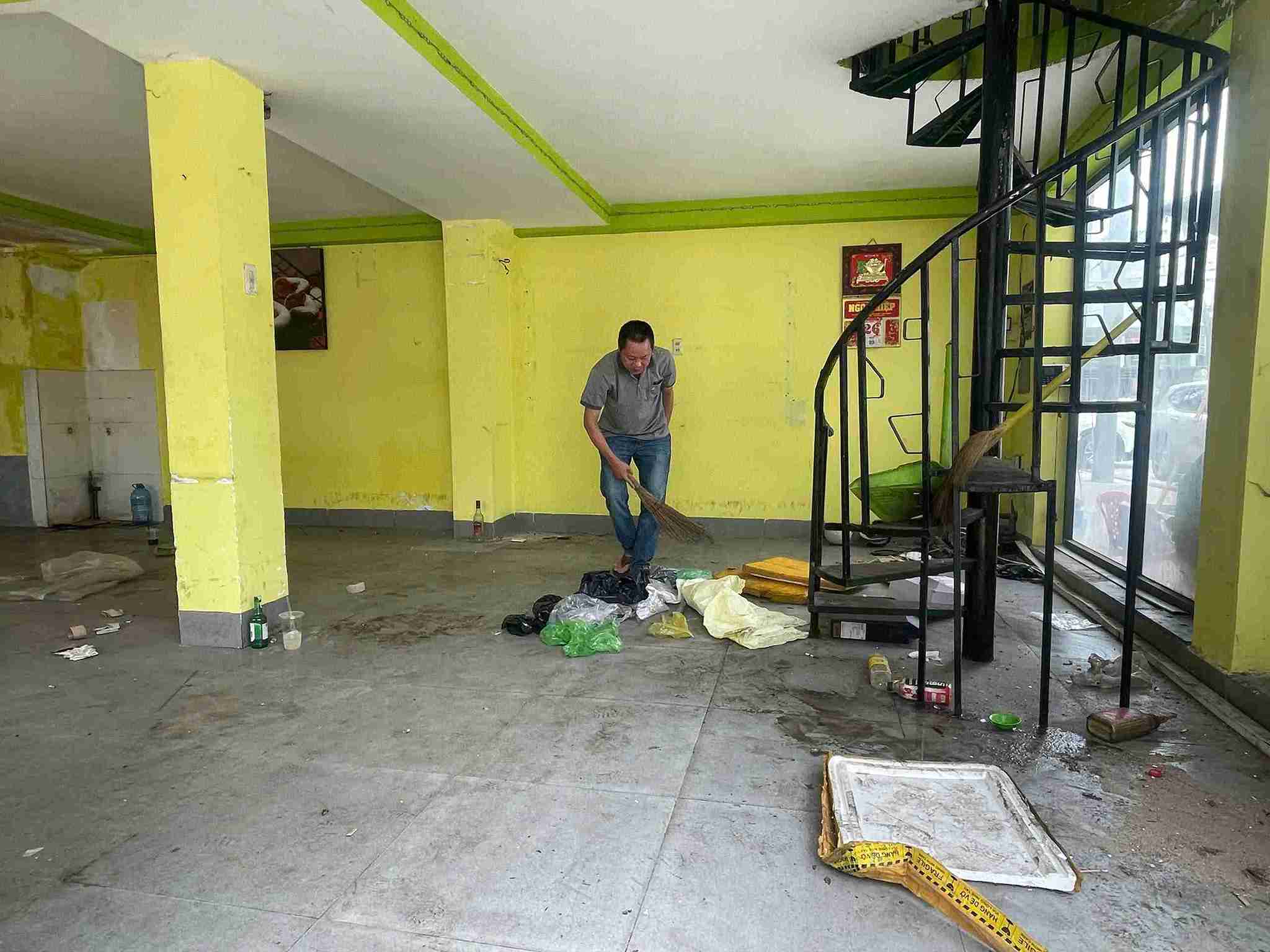 Ông Nguyễn Đăng Khoa dọn dẹp nhà cửa sau gần 3 năm đi đòi lại nhà của chính mình. Ảnh: Thanh Thúy