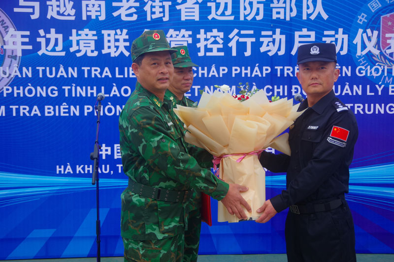 Lanh dao Bo Chi huy Tuan tra lien hop Bo doi Bien phong tinh Lao Cai (Viet Nam) va Lanh dao Bo Chi huy Tuan tra lien hop Chi doi Quan ly bien gioi Hong Ha, tinh Van Nam (Trung Quoc) tang hoa tai vach phan dinh duong bien gioi. Anh: Trung Dung