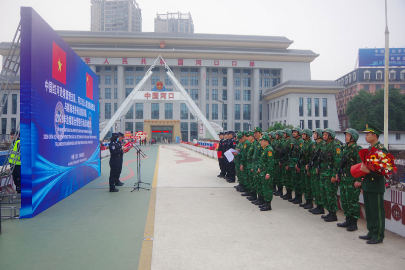 Le ra quan tai vach phan dinh duong bien gioi Cua khau Quoc te Lao Cai - Ha Khau. Anh: Trung Dung
