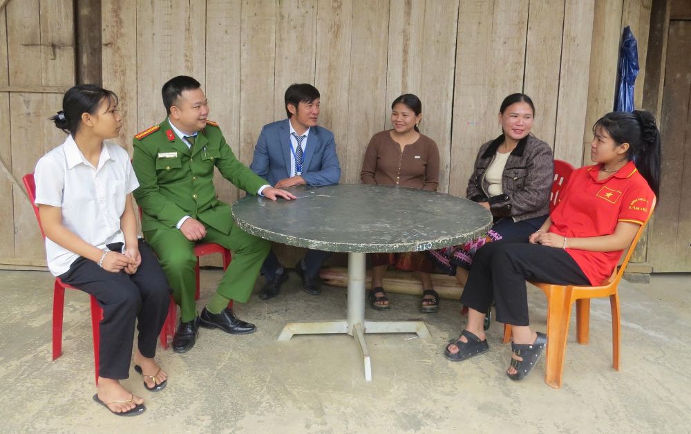 La policía de la comuna de Tuyen Lam junto con los secretarios de la célula del partido de la aldea y los jefes de aldea van a cada callejón, llaman a cada puerta, recuerdan y movilizan a los estudiantes para que vayan a la escuela a tiempo. Foto: Thanh Trung.