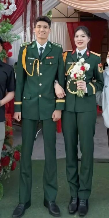 Duy Tuyen va My Hang dien quan phuc trong le dinh hon. Anh cat tu video