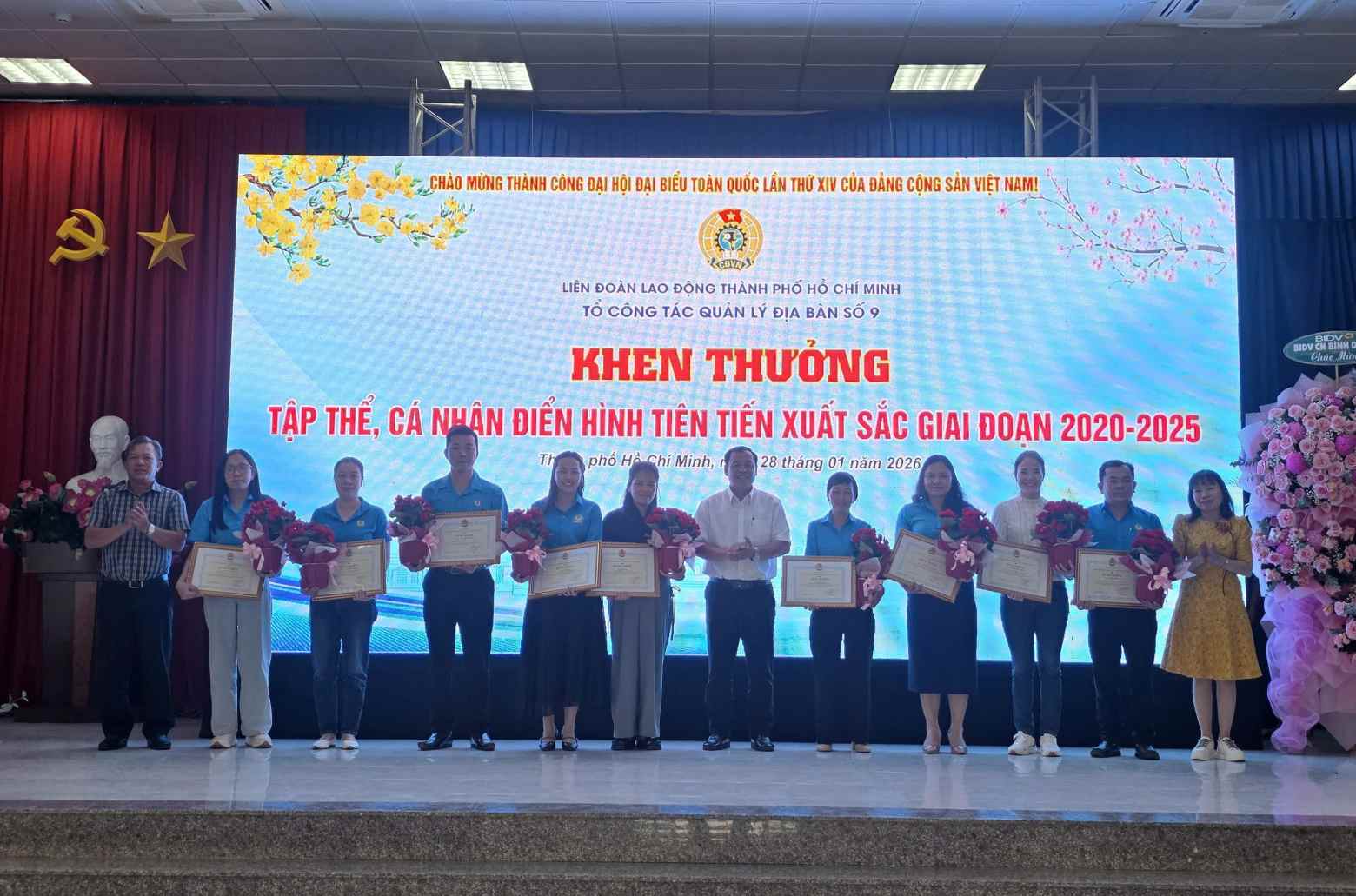 Cong doan TPHCM trao khen truong cho cac don vi. Anh: Yen Nhi