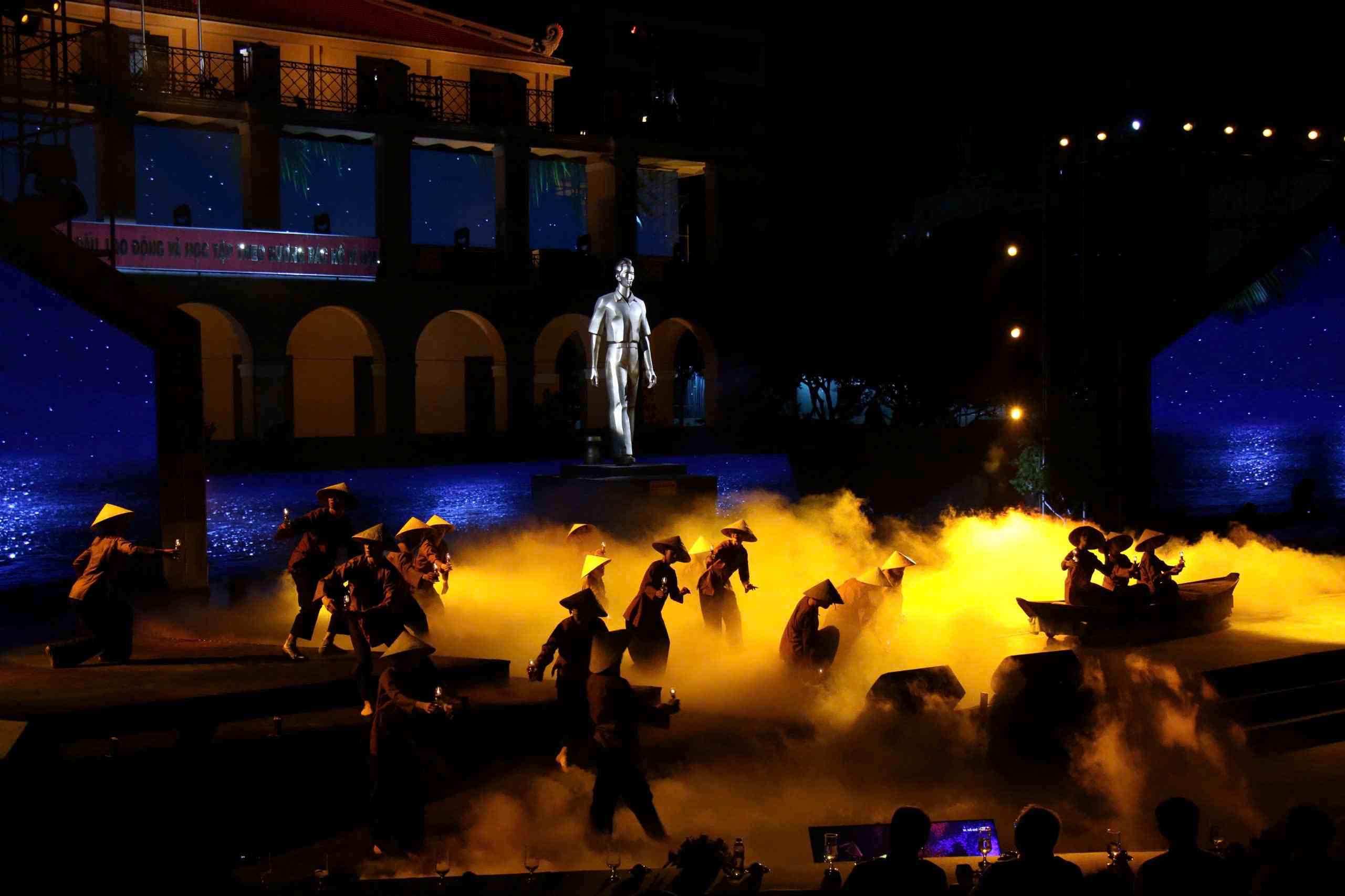 Cac tiet muc ca mua nhac tai diem cau TPHCM. Anh: Minh Tam