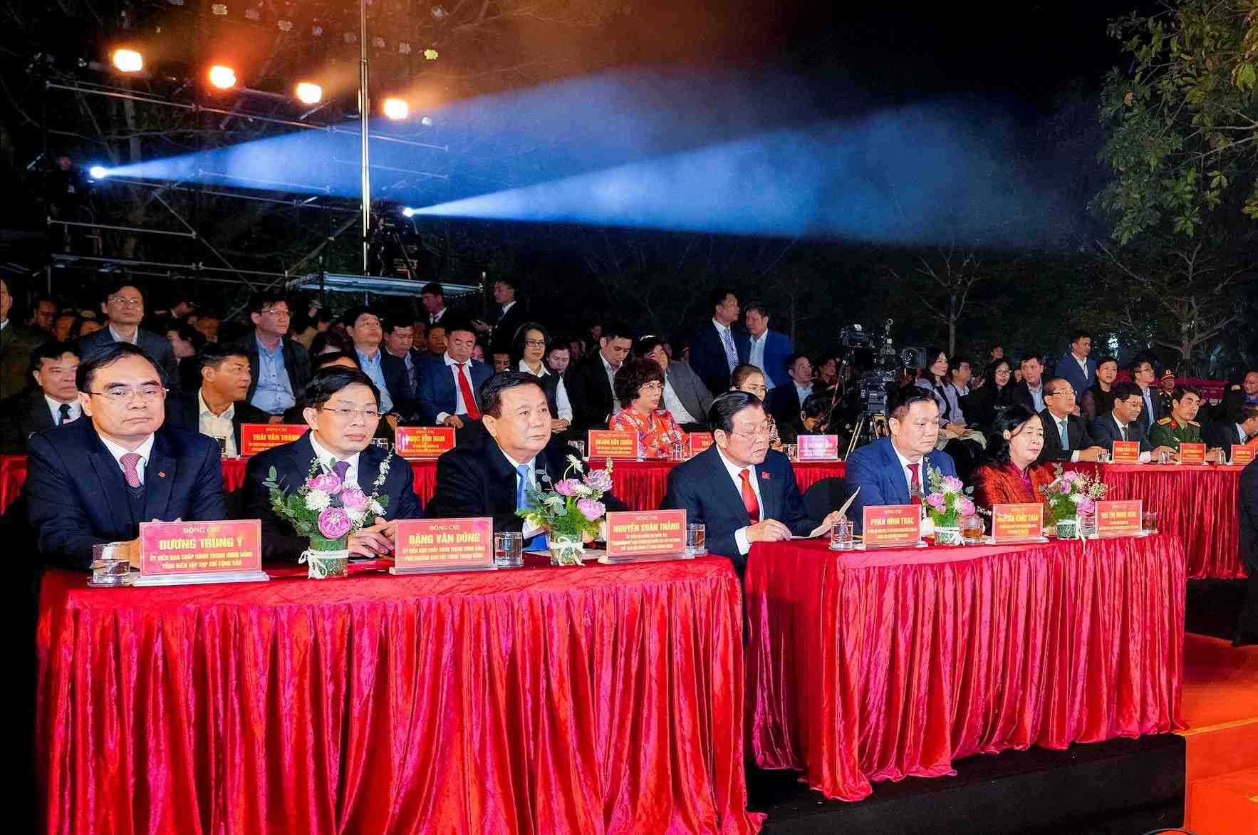 Cac dong chi lanh dao Dang, Nha nuoc, bo, ban, nganh Trung uong va tinh Nghe An tham du tai diem cau Khu di tich Quoc gia dac biet Kim Lien, xa Kim Lien, tinh Nghe An. Anh: