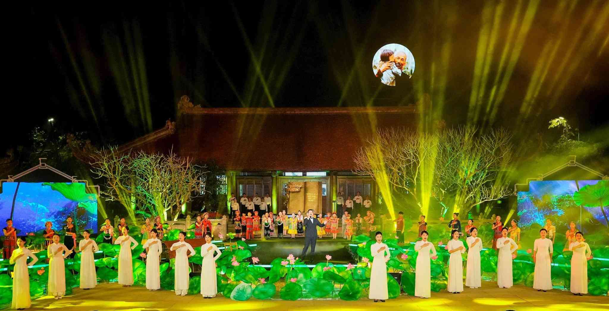 Art performance in the TV bridge program "Building a mountain with two hands" at the Nghe An bridge point. Photo: Ngoc Anh