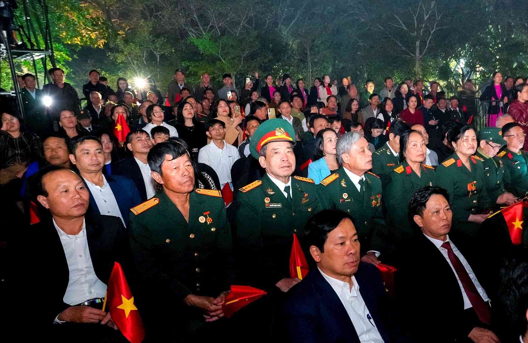 Dong dao can bo va cac tang lop nhan dan tham du chuong trinh tai diem cau Nghe An. Anh: Ngoc Anh 