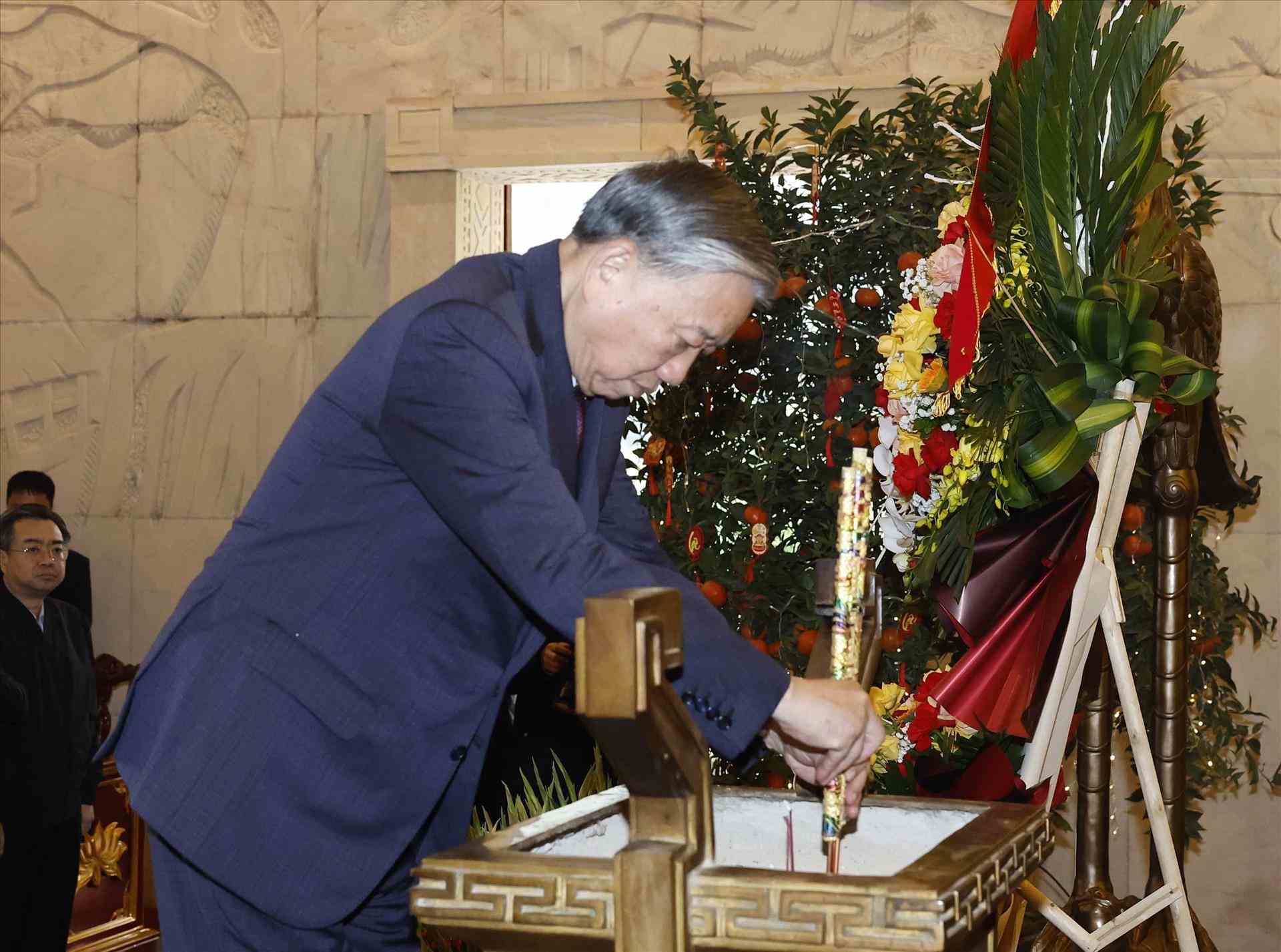 Tong Bi thu dan huong tuong nho nhung cong lao to lon cua Chu tich Ho Chi Minh tai den tho cua Nguoi. Anh: Thong Nhat/TTXVN