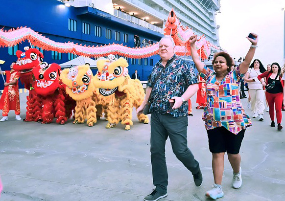 Khách quốc tế đến Quảng Ninh trong kỳ nghỉ Tết Dương lịch 2026. Ảnh: Đoàn Hưng